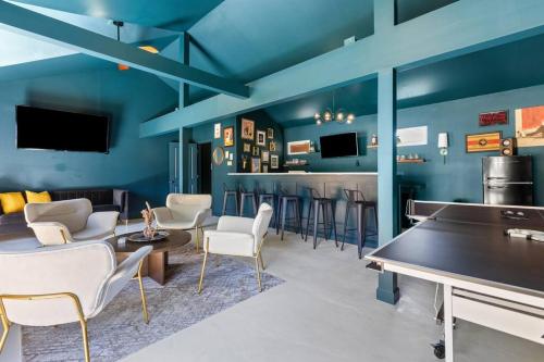 The Luxe Hot Tub Private Bar 12 Min to Horse Park in Georgetown, United States