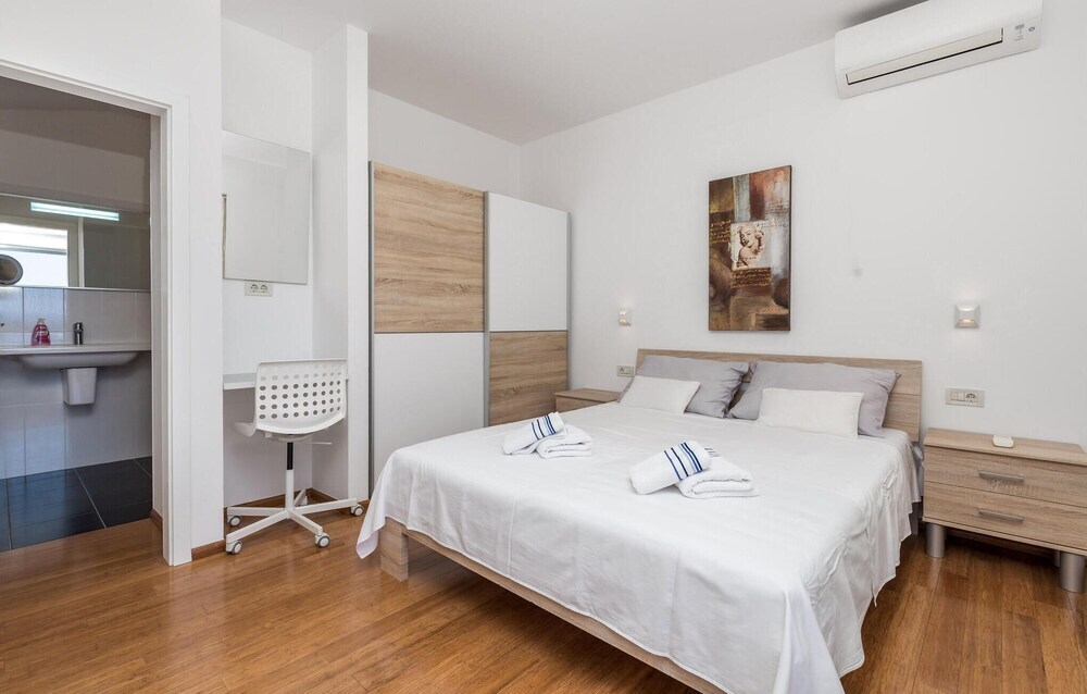 1 Bedroom Awesome Home In Rab — Rab — photo 2