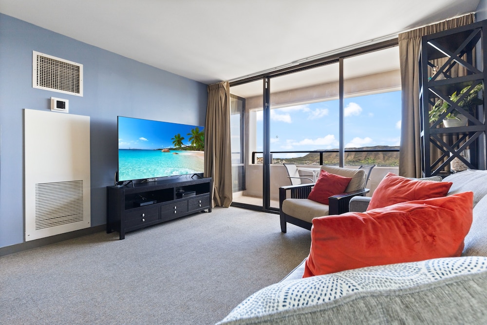 Spectacular Ocean & Diamond Head View 2 Bedroom Condo w Free Parking by Koko Resort Vacation Rentals - photo 7