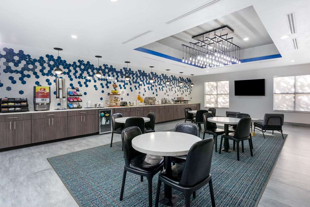 La Quinta Inn & Suites by Wyndham Tampa Central - photo 26