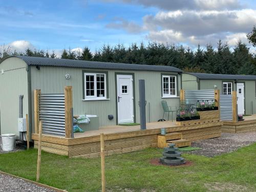 The Swallow Shepherds Hut at Bee Happy Breaks Scotland — 4-Star Luxury Hotel in Perth, United Kingdom