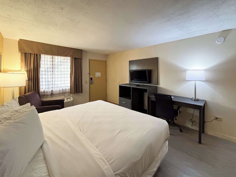 Sunset Inn Northlake - photo 16