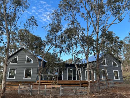 Summit House Armidale 2 or 4 Bedrooms — 4-Star Luxury Hotel in Armidale, Australia