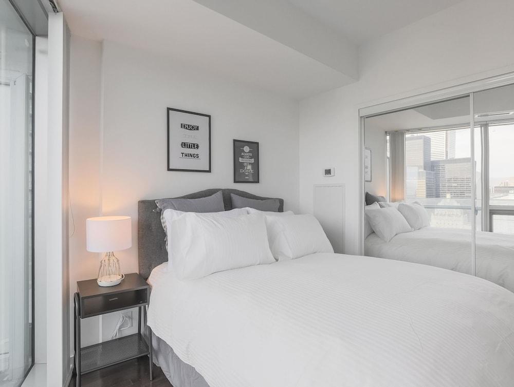 Noel Suites York and Harbour St. — 4-Star Luxury Hotel in Toronto, Canada