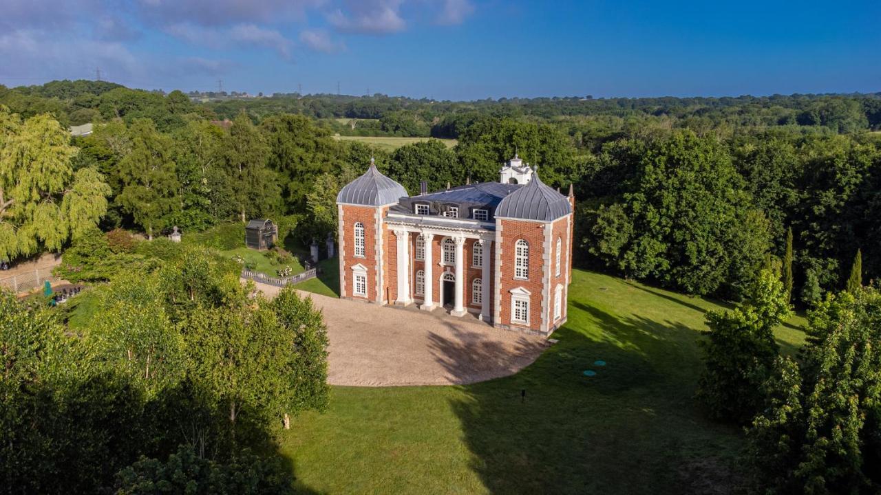 Eastwood Observatory: 12 Bedrooms Swimming Pool And Tennis Court in Hailsham, United Kingdom