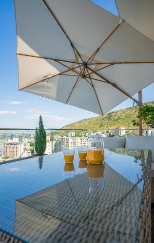 Entire House Cityscape Retreat: The View