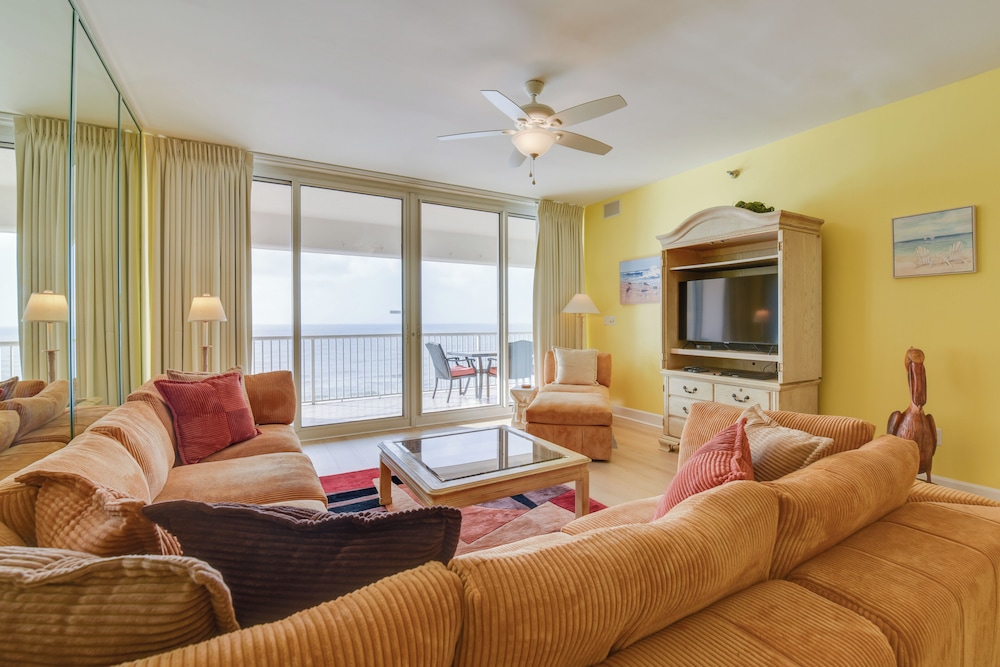 Steps to Sand and Pool Beachfront Condo in Navarre — 4-Star Luxury Hotel in Navarre, United States