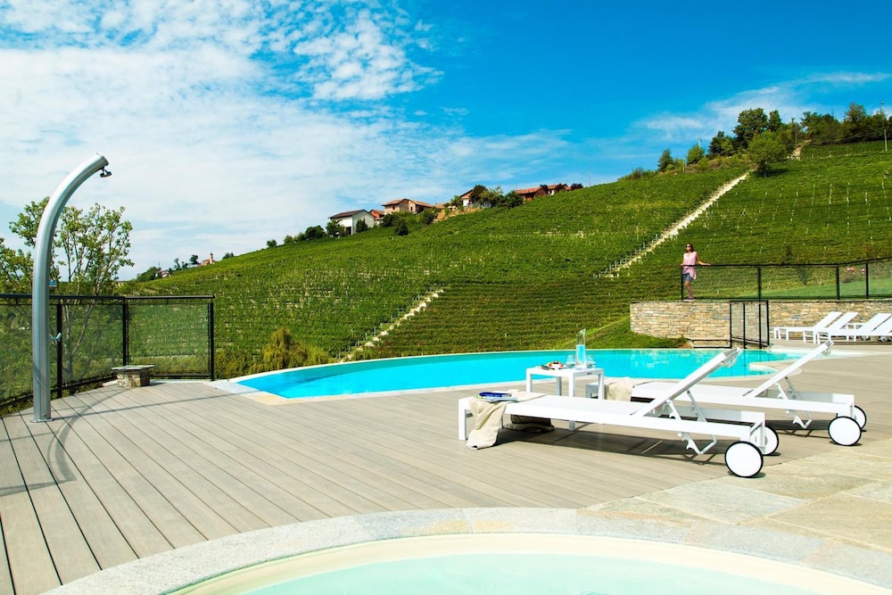Reva Vino Resort — Monforte D Alba
