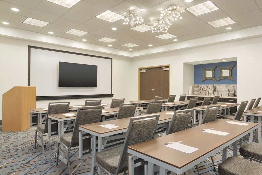 Hampton Inn & Suites Herndon Reston - photo 40