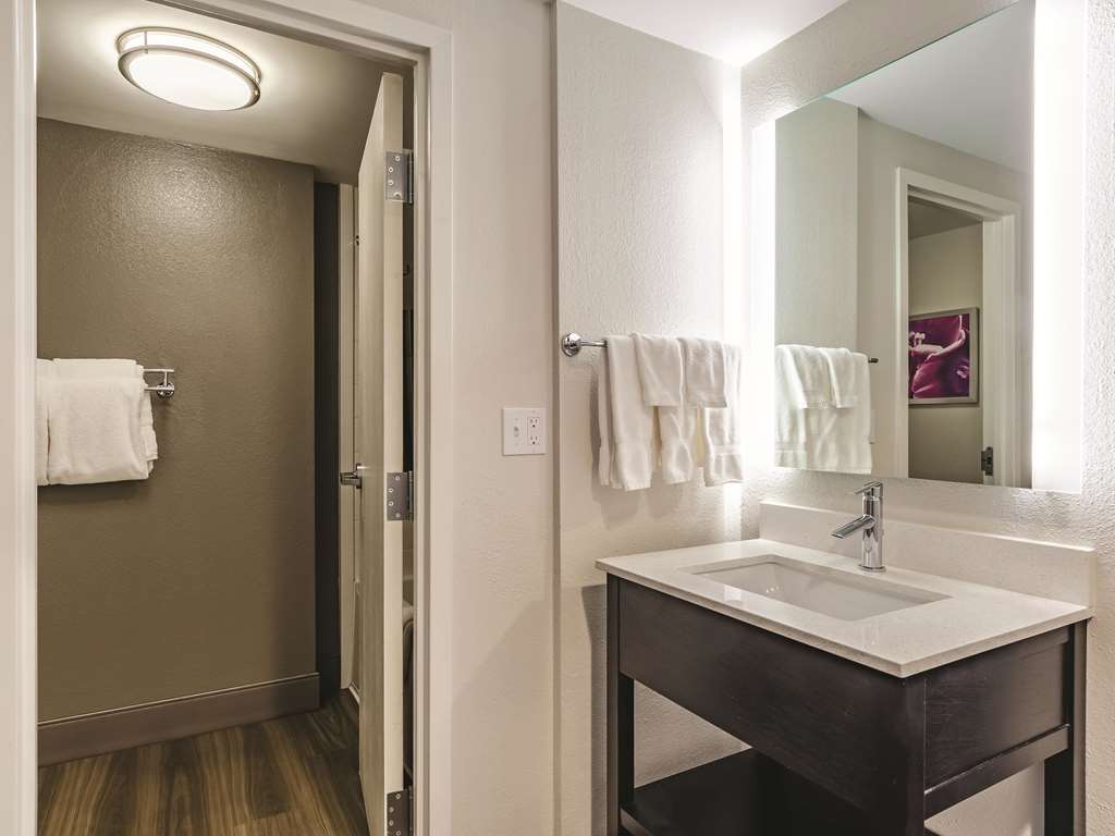 La Quinta Inn & Suites by Wyndham Warwick Providence Airport - photo 32