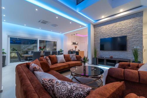 Luxury Villa Sun Stone heated pool & whirlpool — 5-Star Luxury Hotel in Trogir, Croatia