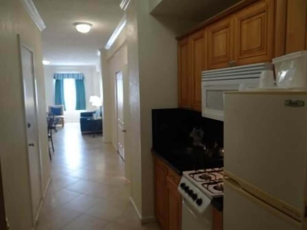 Hollywood Beach Resort two Bedrooms Sleeps 6 - photo 11