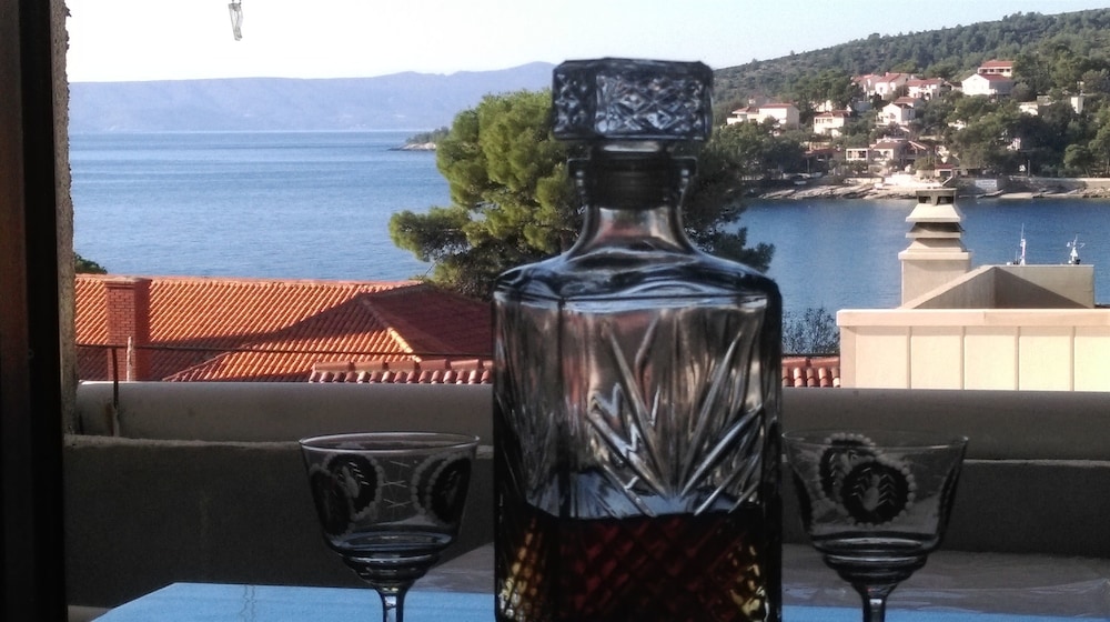 Apartments and Rooms Anita Selca — 4-Star Luxury Hotel in Selca, Croatia