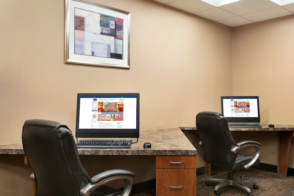 Hampton Inn New York LaGuardia Airport - photo 28