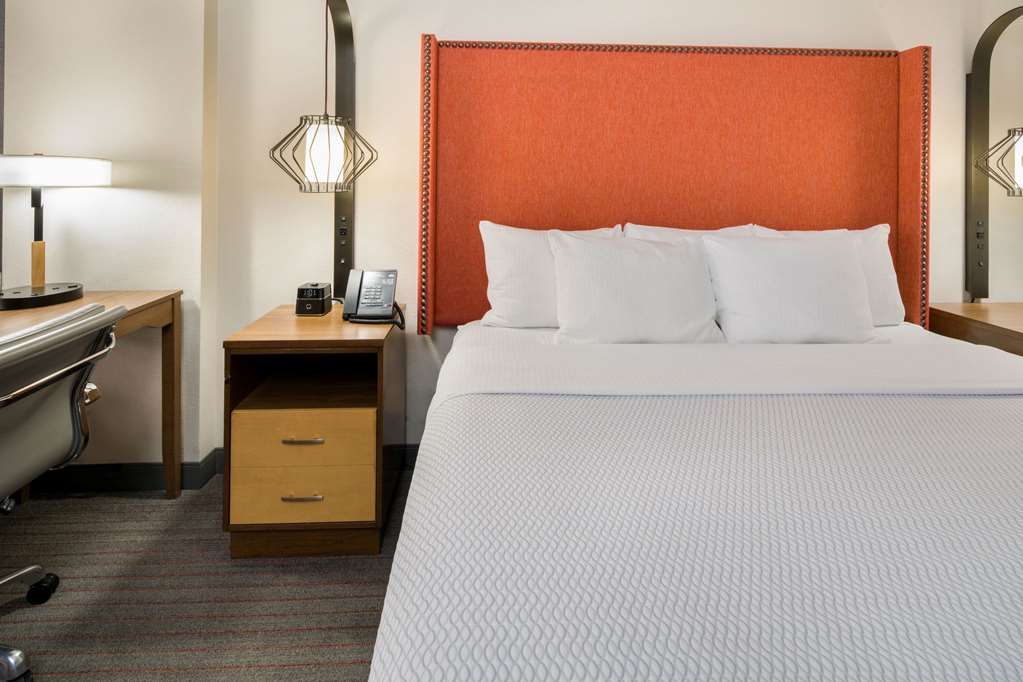 La Quinta Inn & Suites by Wyndham Orange County Airport - photo 21