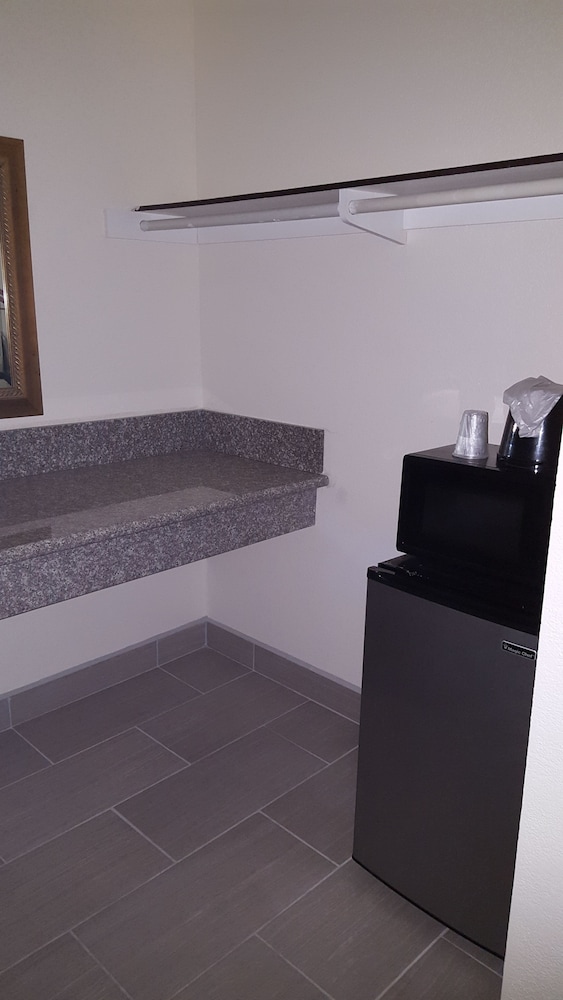 Best Economy Inn n Suites - photo 8