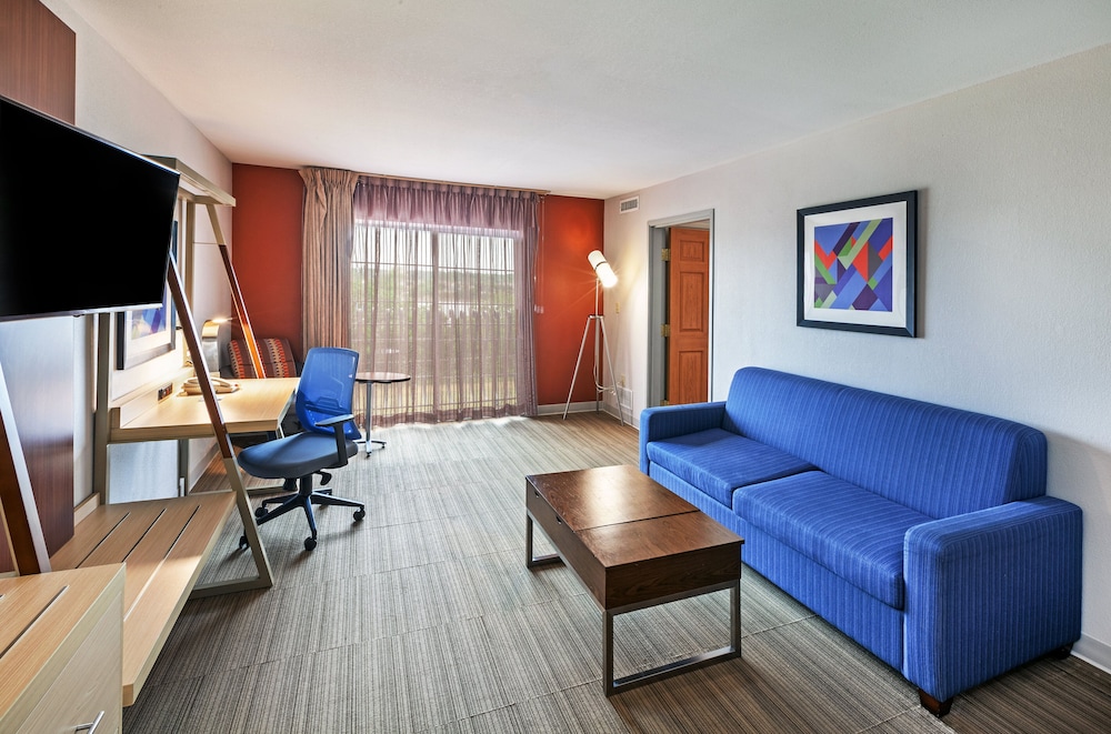 Holiday Inn Express Hotel & Suites Jenks by IHG - photo 9