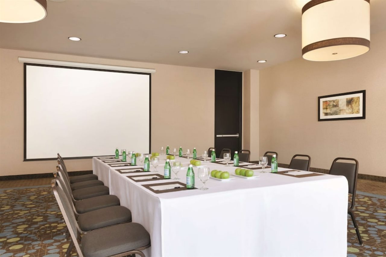 Radisson Hotel Fresno Conference Center - photo 13