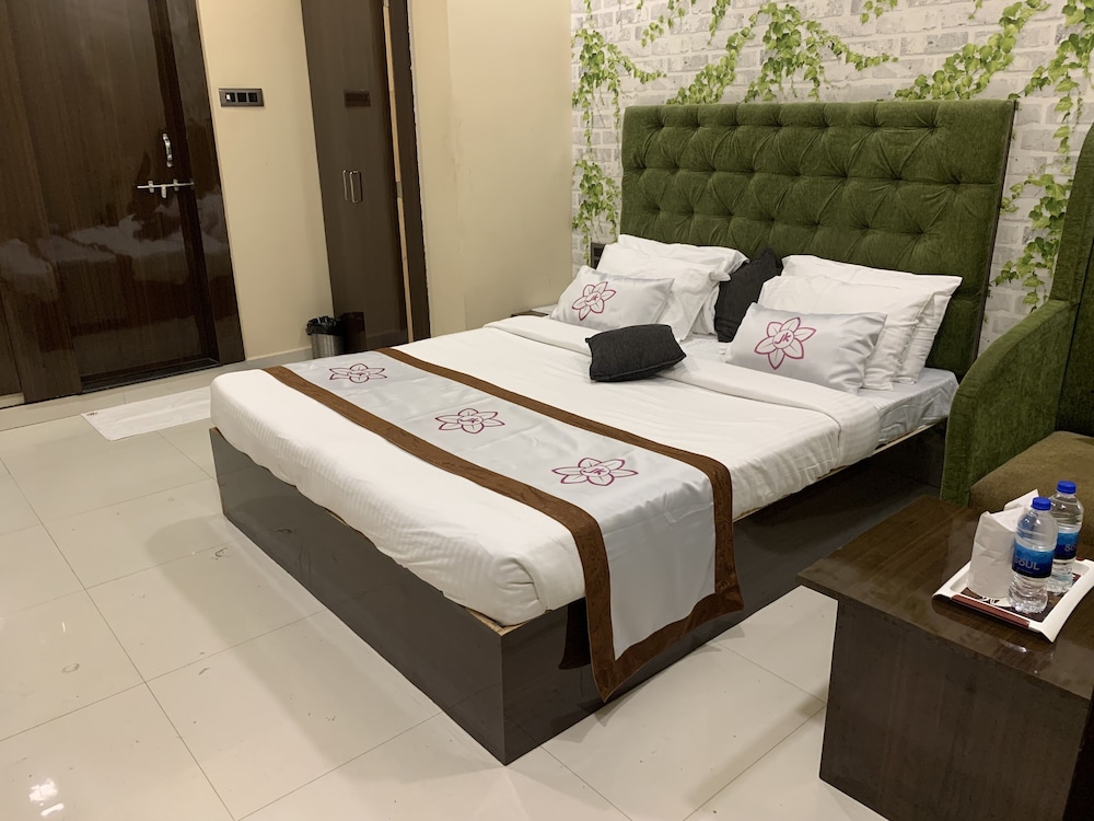 JK Rooms 126 Parashar Legacy Station pet-friendly hotel Nagpur