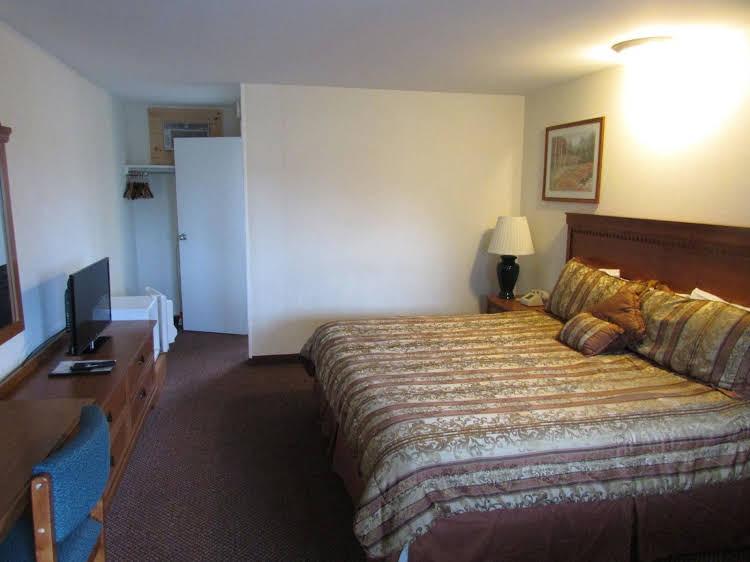 The Lake George Inn - photo 8