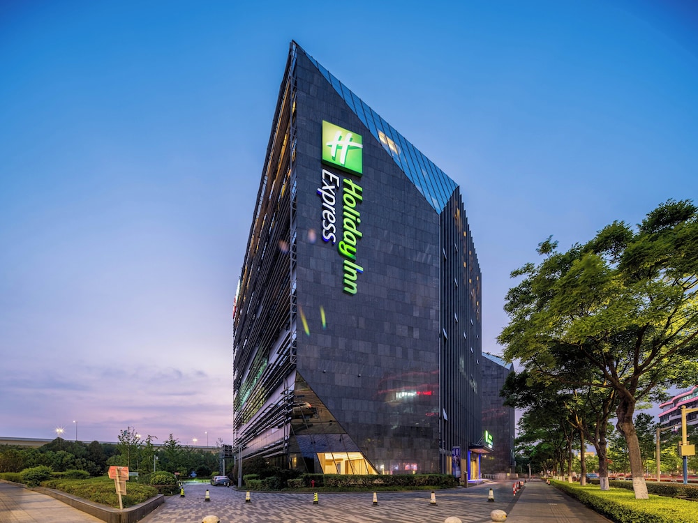 Holiday Inn Express Shanghai Hongqiao CBD — 4-Star Luxury Hotel in Shanghai, People's Republic of China