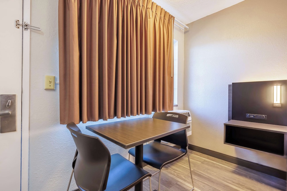 Econo Lodge Portland I 205 - photo 10