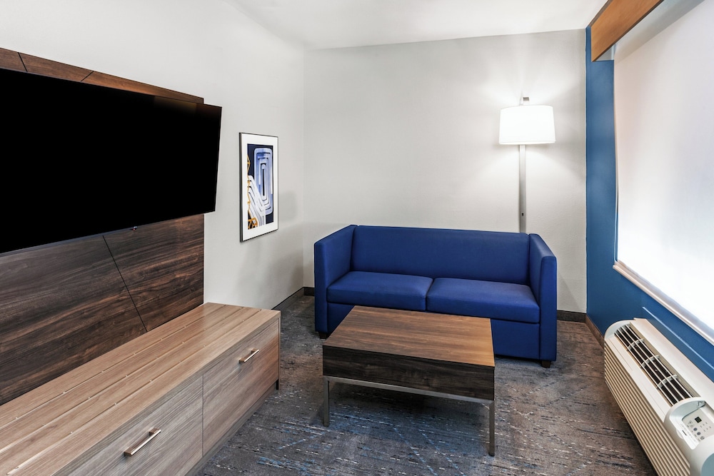 Holiday Inn Express and Suites Henderson by IHG - photo 21