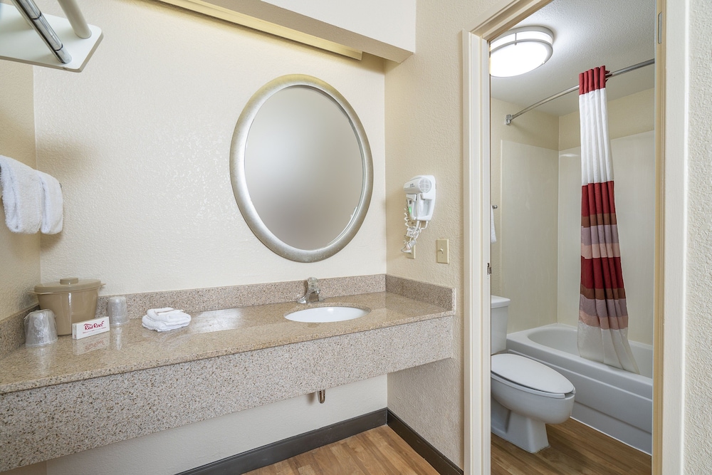 Red Roof Inn Cleveland Airport Middleburg Heights - photo 17