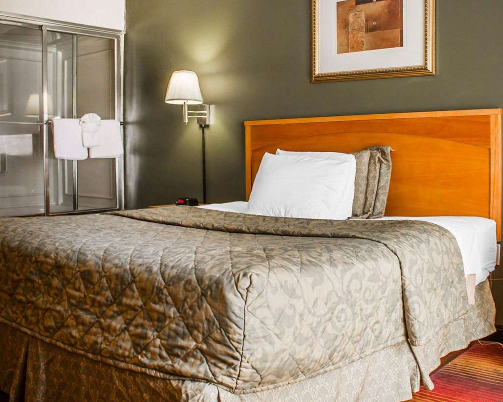 Rodeway Inn Huntington Station Melville - photo 8