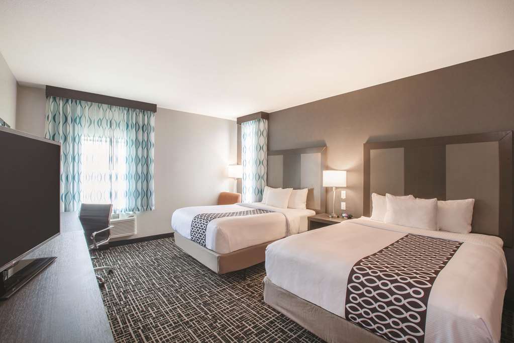 La Quinta Inn & Suites by Wyndham San Marcos Outlet Mall - photo 14