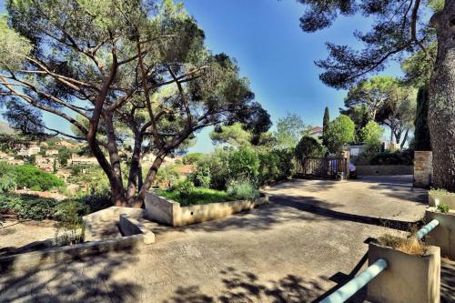 Vue mer Piscine Appartement Cosy Place — 4-Star Luxury Hotel in Bormes-Les-Mimosas, France
