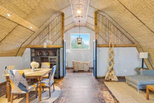 Barn Vibes Petting Zoo Hot Tub — hotel in Sugar Grove