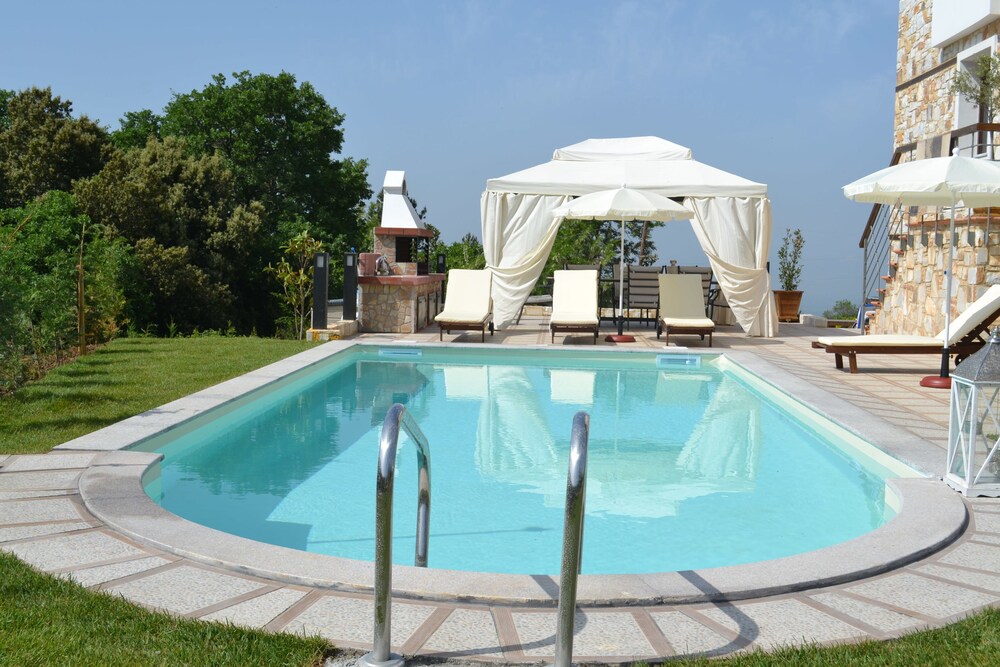 Evmorfes Villas — 4-Star Luxury Hotel in Polygyros, Greece
