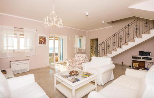 Three Bedroom Holiday Home In Brsecine