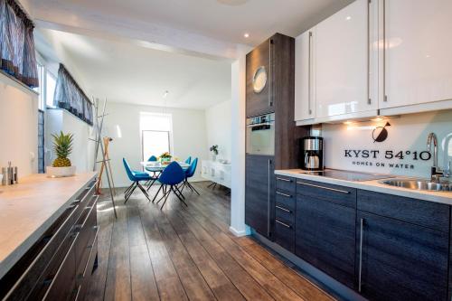 Kyst 5410 Floating Home 2 — 5-Star Luxury Hotel in Neustadt In Holstein, Germany