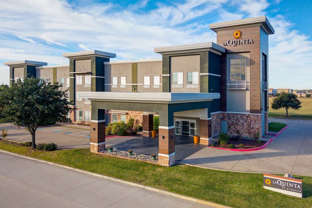 La Quinta Inn & Suites by Wyndham Ft. Worth Forest Hill TX - photo 2