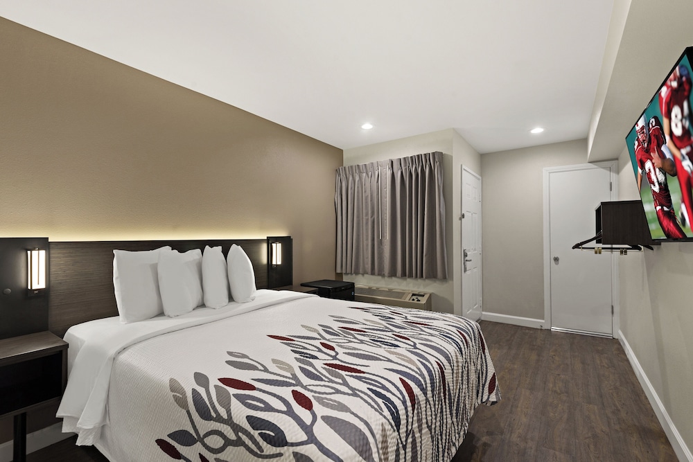 Red Roof Inn Carson Wilmington CA - photo 4