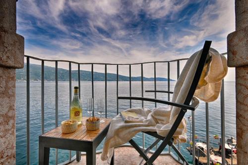 Appartamento Panorama al Porto Theater Home — 4-Star Luxury Hotel in Gargnano, Italy