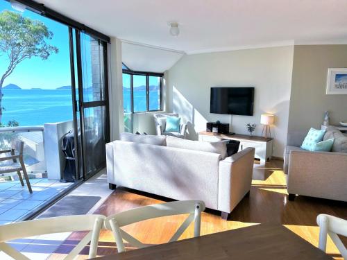 Tranquil Escape Koala Hotspot 2 Bed 2 Bath Apt Spectacular Sea Views — 4-Star Luxury Hotel in Soldiers Point, Australia