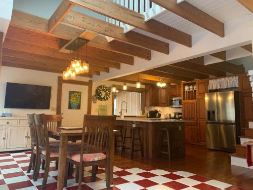 The Blessing House Peaceful Stylish Near Downtown — 4-Star Luxury Hotel in Siloam Springs, United States