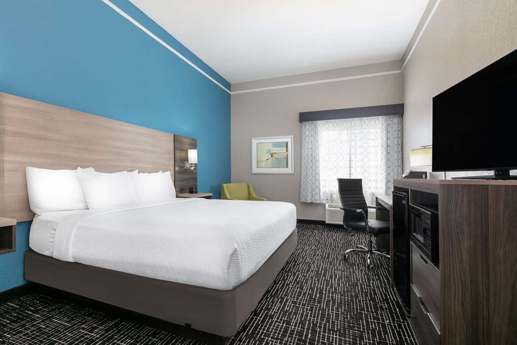 La Quinta Inn & Suites by Wyndham Weatherford - photo 21