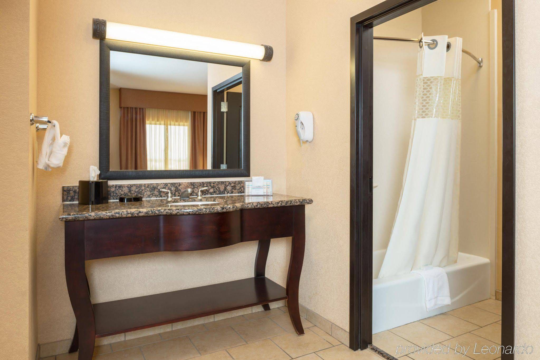 Durant Inn & Suites - photo 4