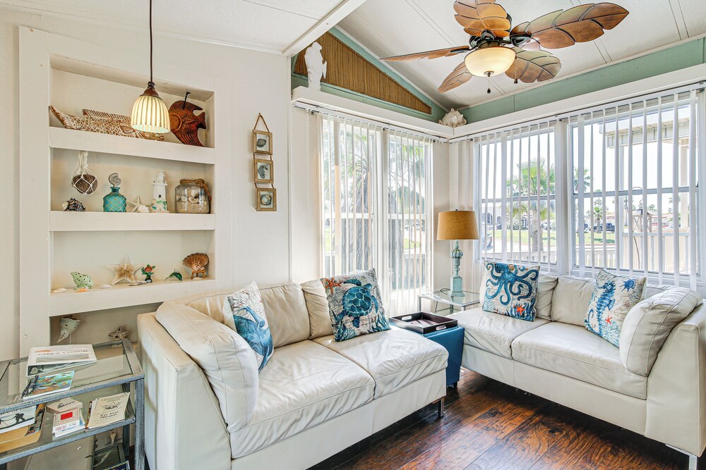 Resort style Perks & Deck at Port Isabel Home - photo 2