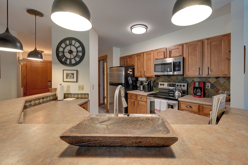 Upscale Condo w Balcony 1 2 Mi to Ski Resort - photo 7
