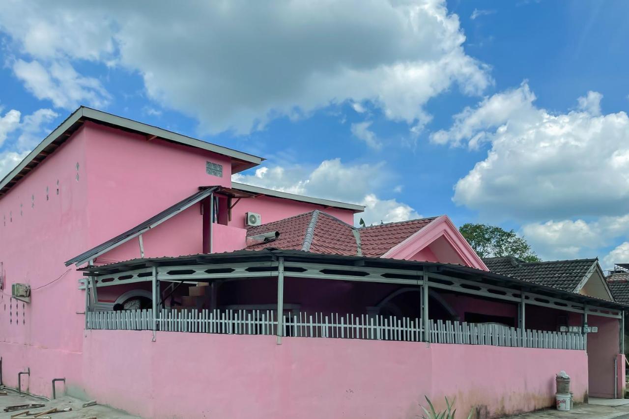 RedDoorz near Simpang Bandara SMB II — hotel near Sultan Mahmud Badaruddin II Airport