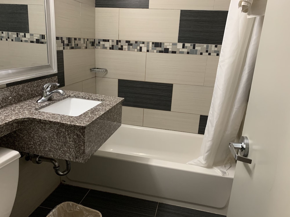 Red Carpet Inn Elmwood Park - photo 32