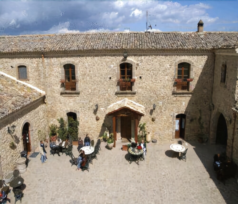 Agriturismo Gigliotto — 4-Star Luxury Hotel in San Michele Di Ganzaria, Italy