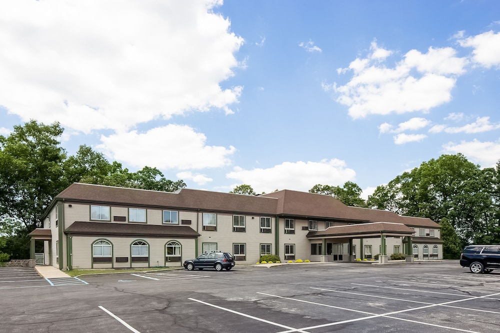 Econo Lodge Whitehall near Michigan's Adventure - photo 22