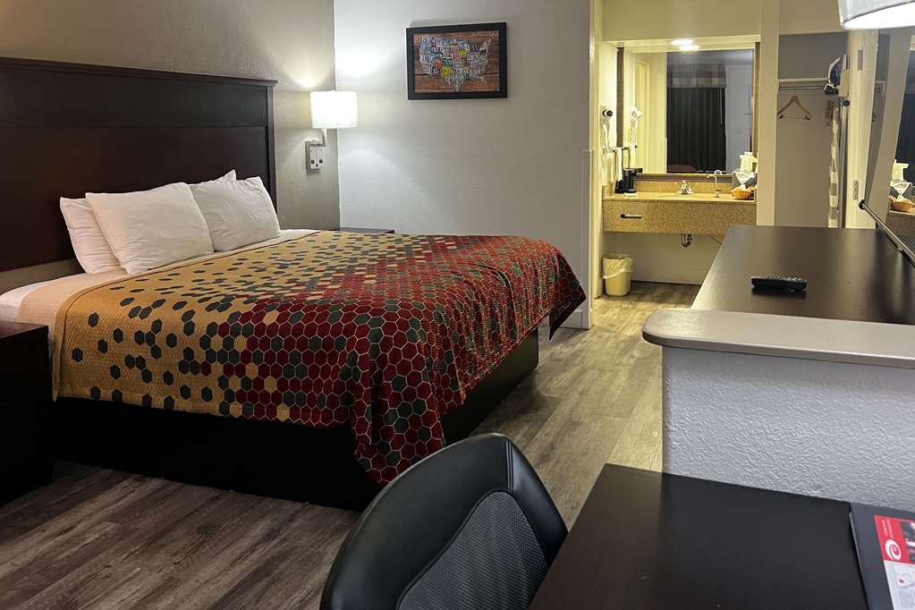 Econo Lodge Inn & Suites Macon North - photo 9