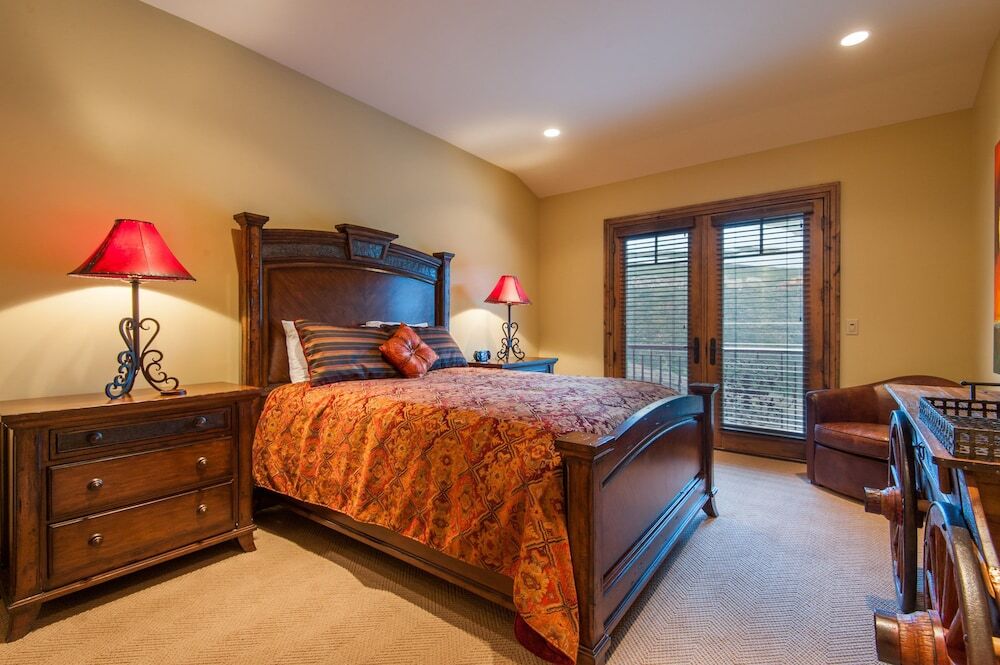 Vintage On The Strand — 4-Star Luxury Hotel in Bridgeport, United States